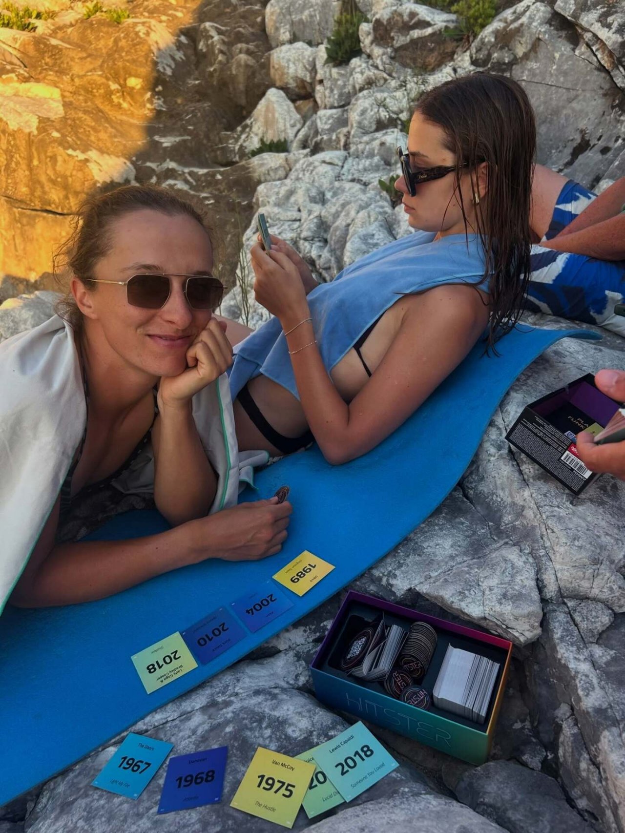 iga światek z przyjaciółką wyleguje się na plaży