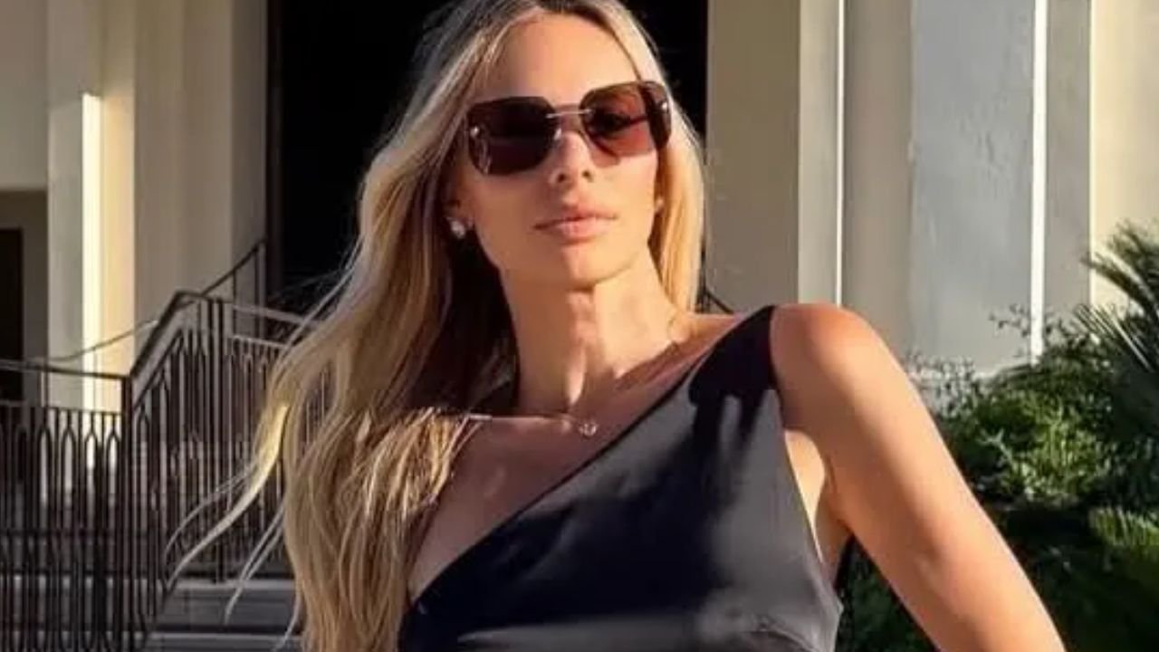 Ciężarna Izabela Janachowska wygina się w satynie i opina brzuszek. Fani wprost: "Ciąża pani służy" [zdjęcia]