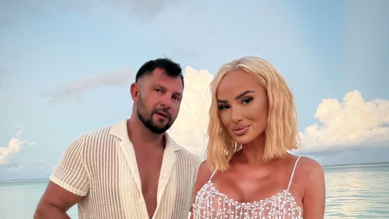 Izabela Macudzińska w skąpym negliżu na rajskiej plaży. Internauci nie mają litości: "To już przesada" [zdjęcia]