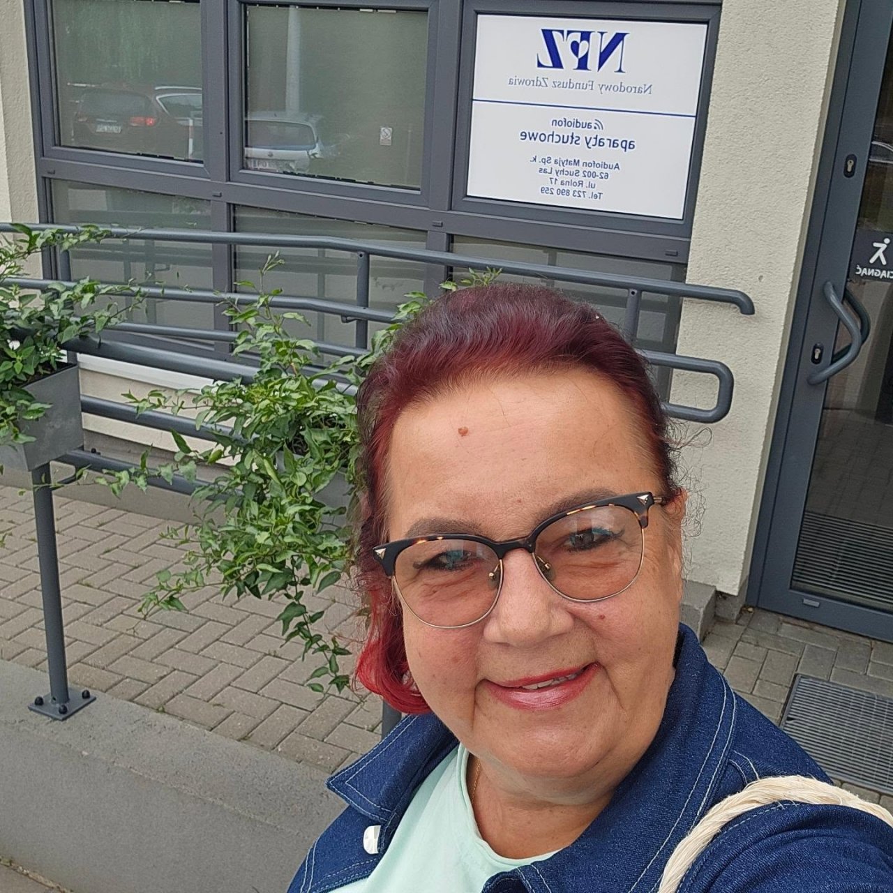 izabela zeiske przed budynkiem z napisem NFZ