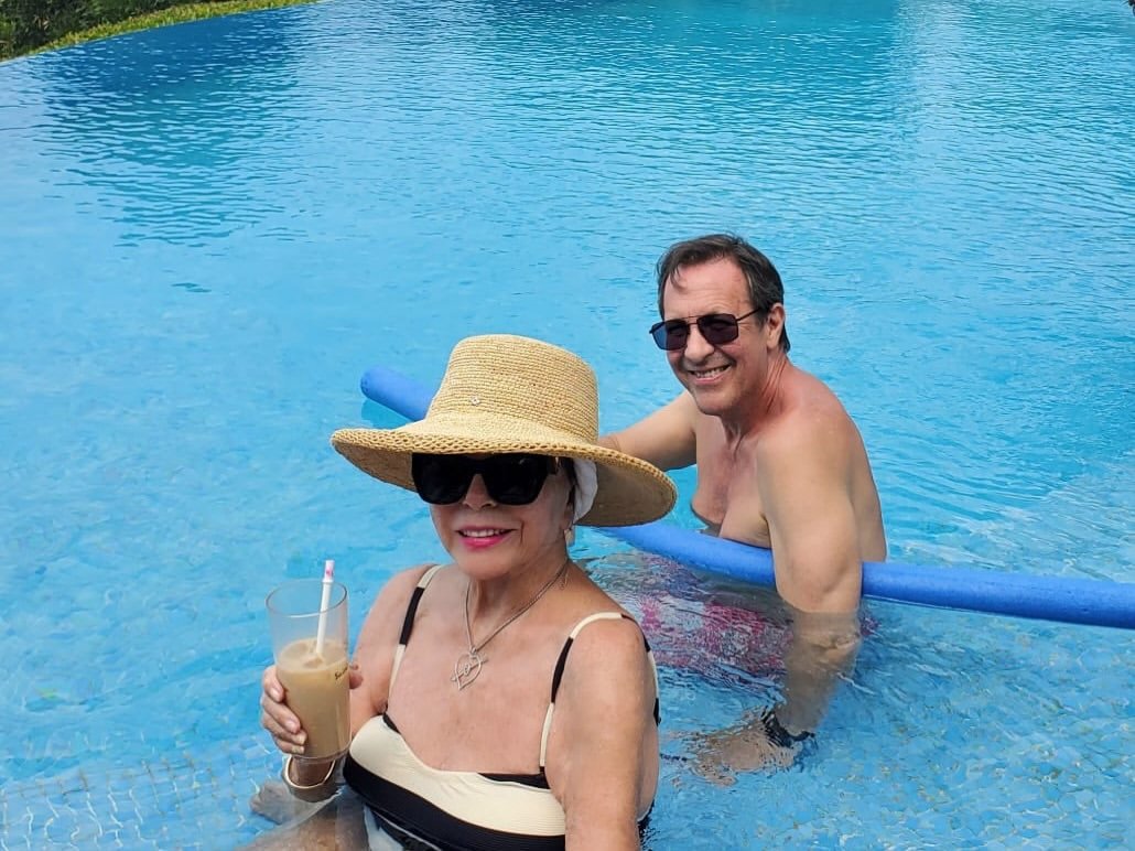joan collins w basenie z ukochanym