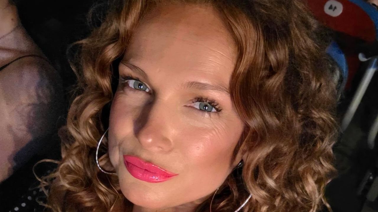 Wylaszczona Joanna Liszowska w apetycznej mini z dekoltem bez granic. Fani śmiało: "Ale słodki rowek"