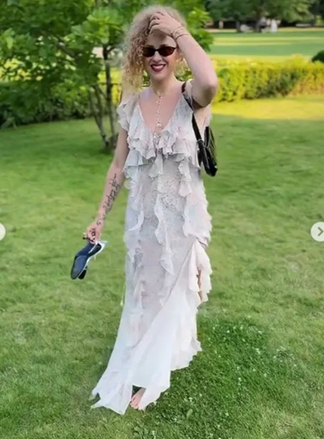 kaja paschalska w zwiewnej kreacji na tle zieleni