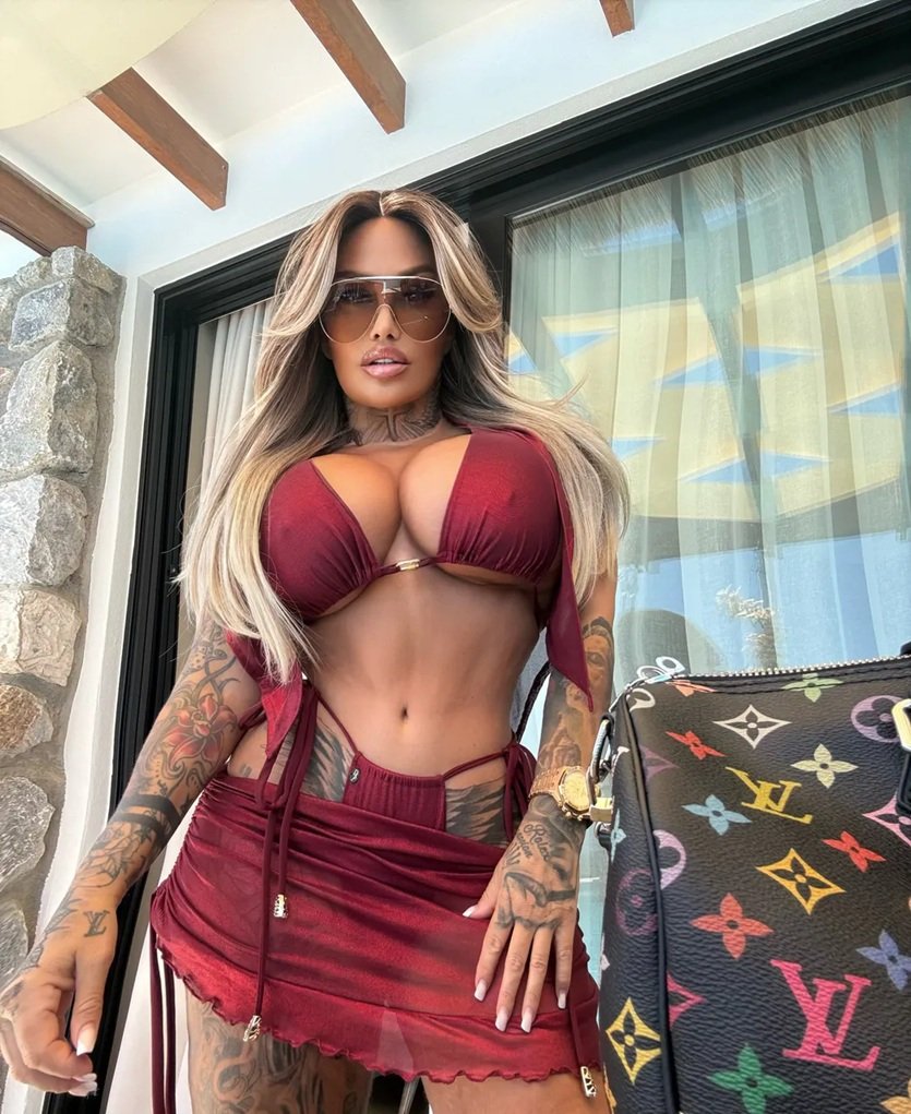 laluna w czerwonym bikini