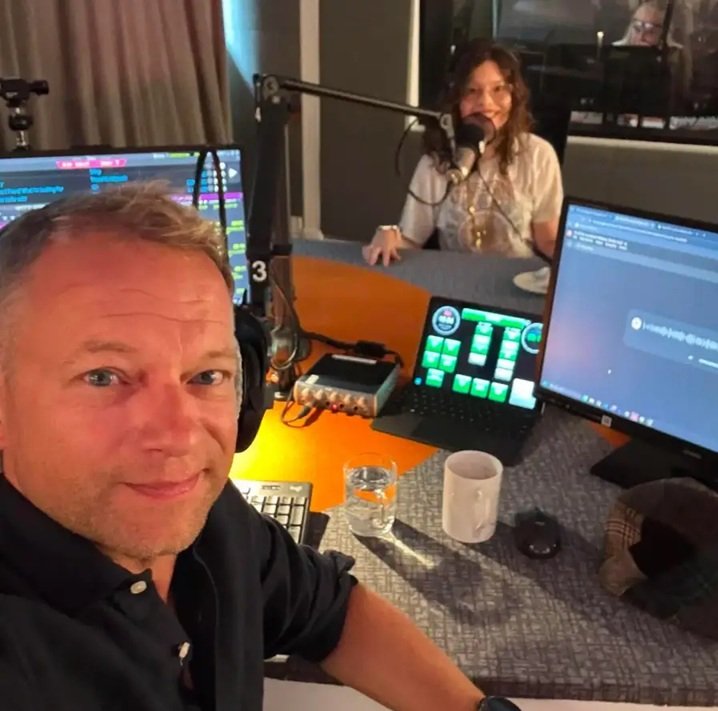 maciej stuhr w radiiu, jego córka w tle