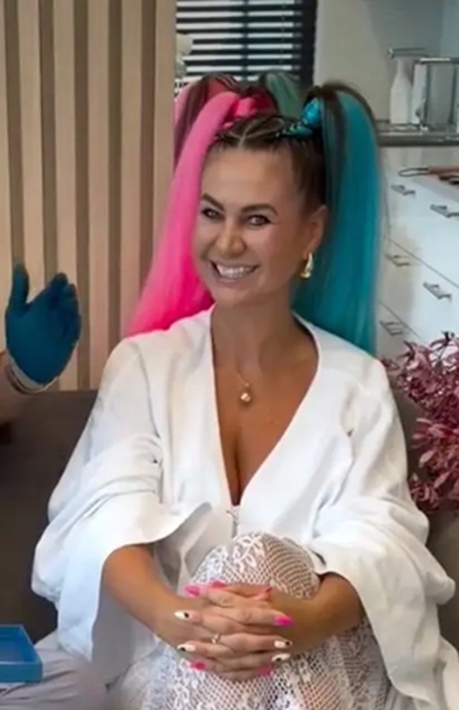 maja rutkowski w kolorowych włosach