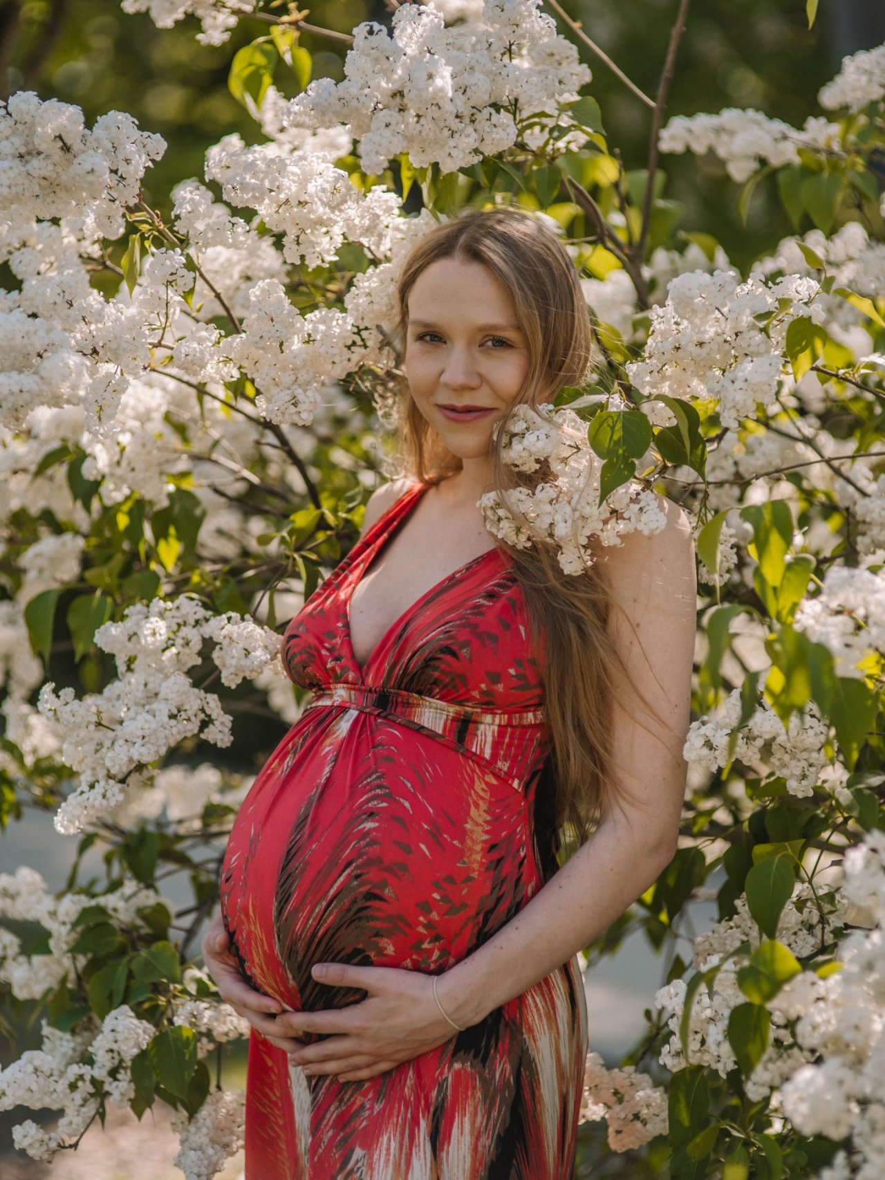 Maja Staśko w czerwonej sukni prezentuje ciążowy brzuch