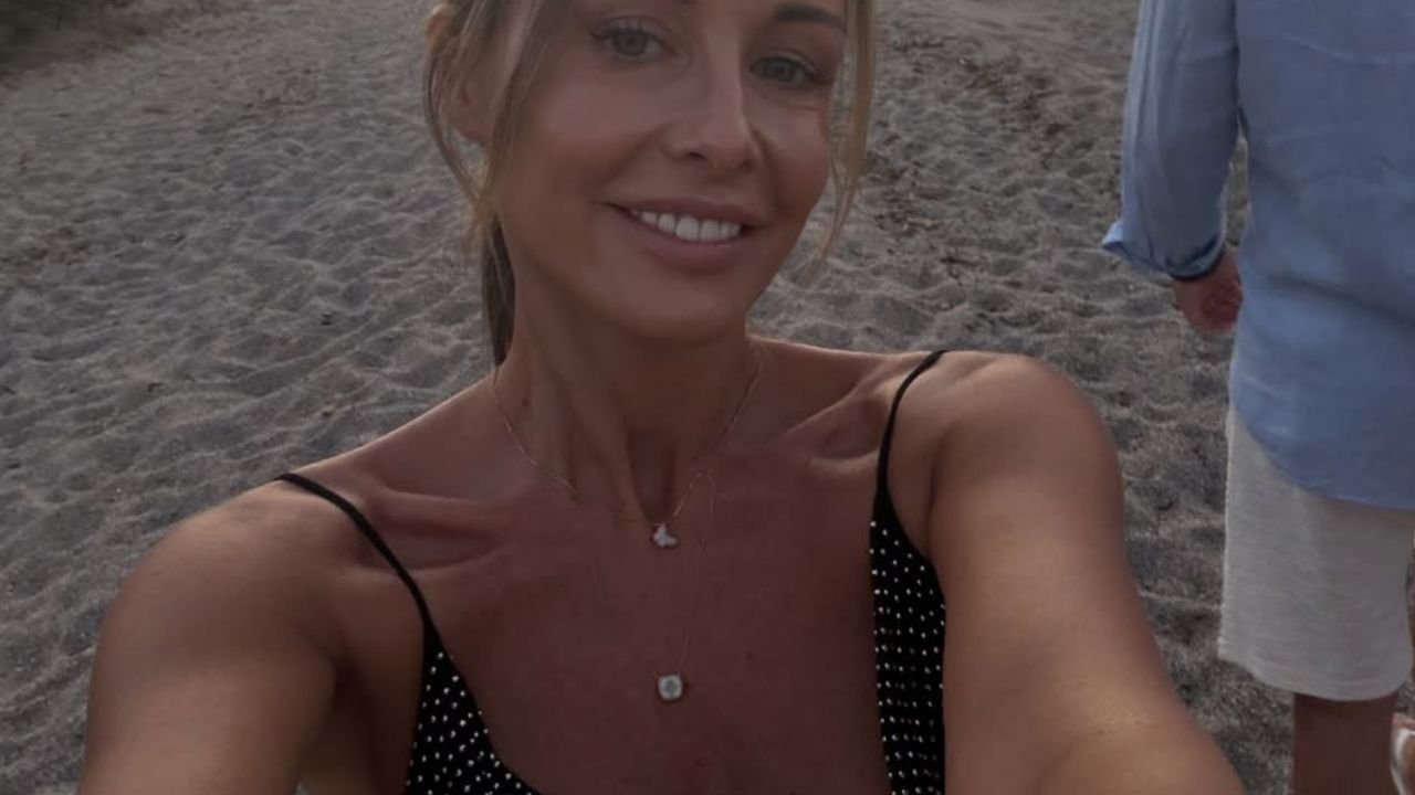 Małgorzata Rozenek bez żenady wypięła ciało w mikroskopijnym różu. Fani mają mieszane uczucia: "Zupełnie jak nastolatka" [zdjęcia]