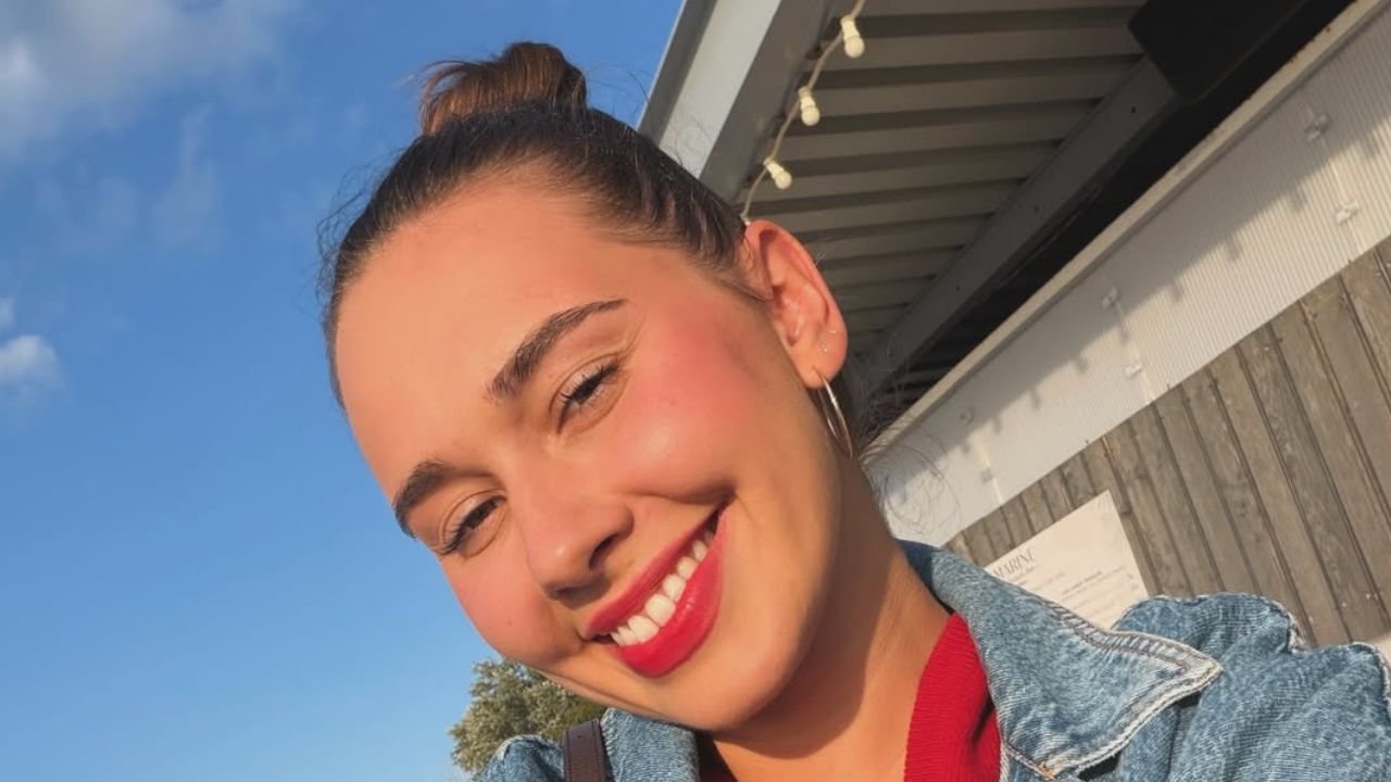 Marcelina Ziętek wypięła rozgogolony tył na piasku. Ukochana Piotra Żyły w kusym bikini rozpala sieć