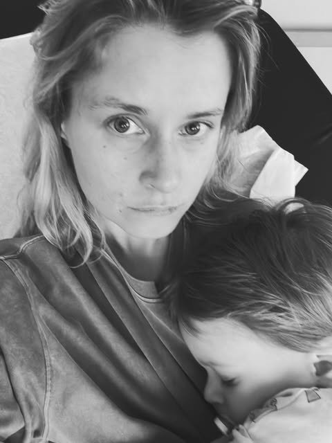 Marta Chyczewska z synkiem na czarno-białym zdjęciu