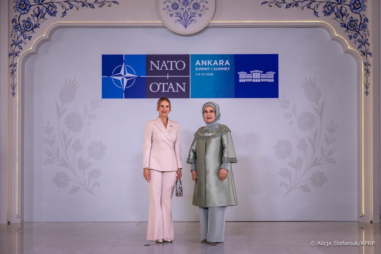 marta nawrocka w różowej marynarce pozuje z kobietą ubraną w tradycyjny turecki strój