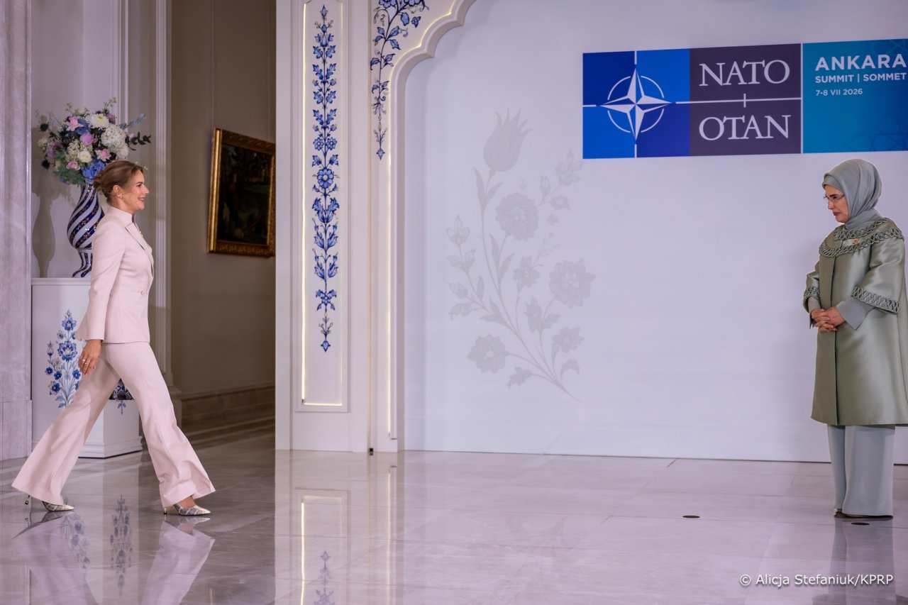 marta nawrocka w różowej marynarce pozuje z kobietą ubraną w tradycyjny turecki strój
