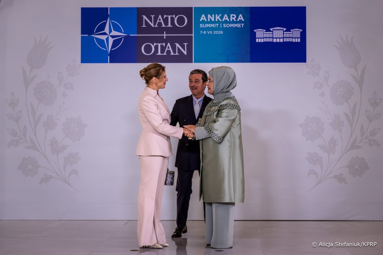 marta nawrocka w różowej marynarce pozuje z kobietą ubraną w tradycyjny turecki strój