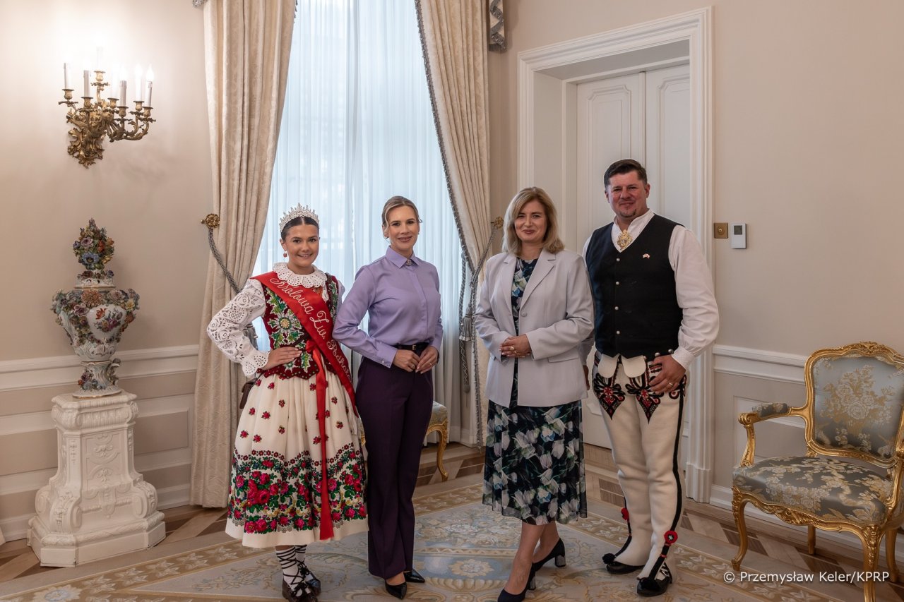 Marta Nawrocka z góralami w pałacu prezydenckim