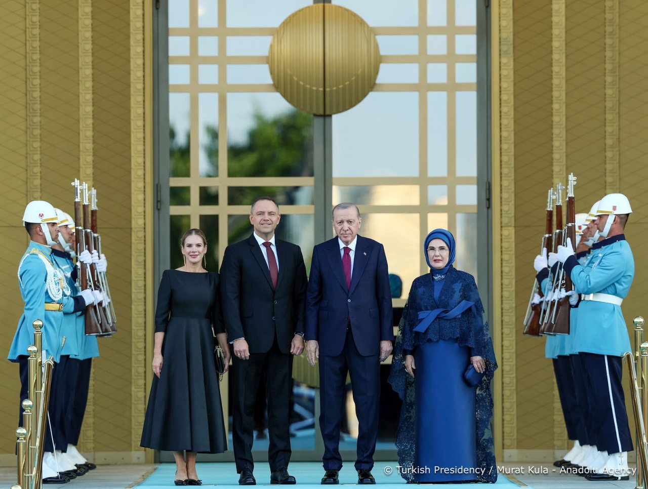 Marta Nawrocka w czarnej sukience u boku nawrockiego w czarnym garniturze
