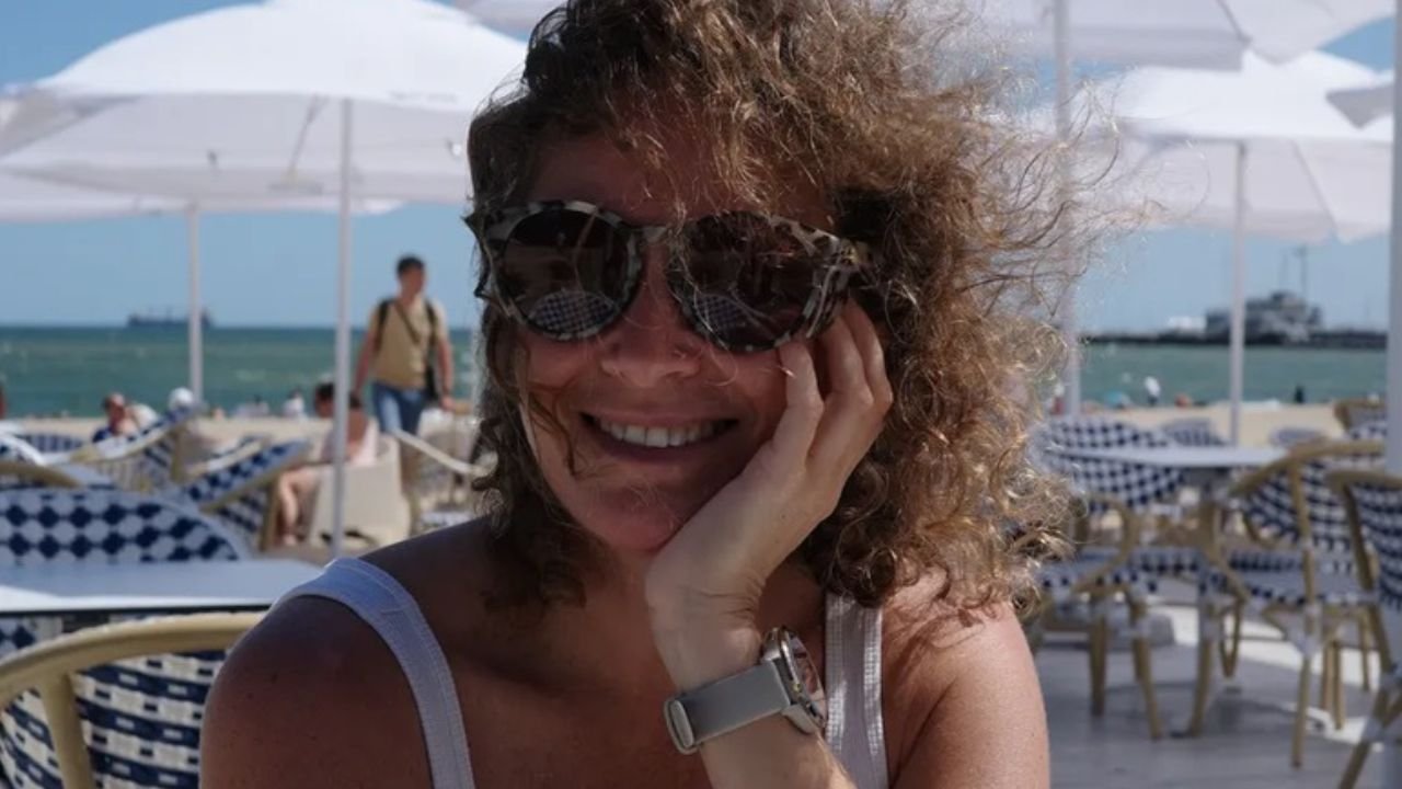 Monika Mrozowska pręży ciało nastolatki na sopockiej plaży. Wygląda jak siostra swoich dzieci [zdjęcia]