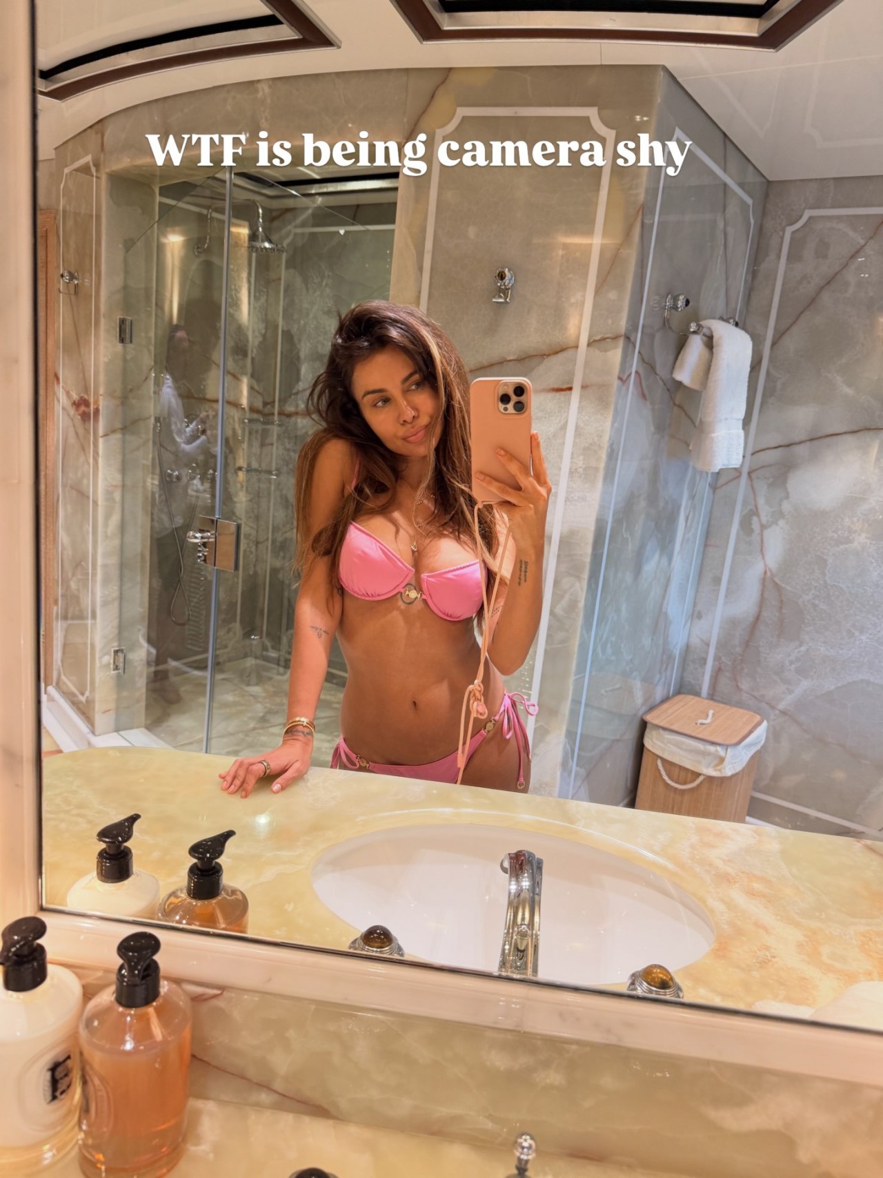 natalia swiec w różowym bikini pozuje w lustrze