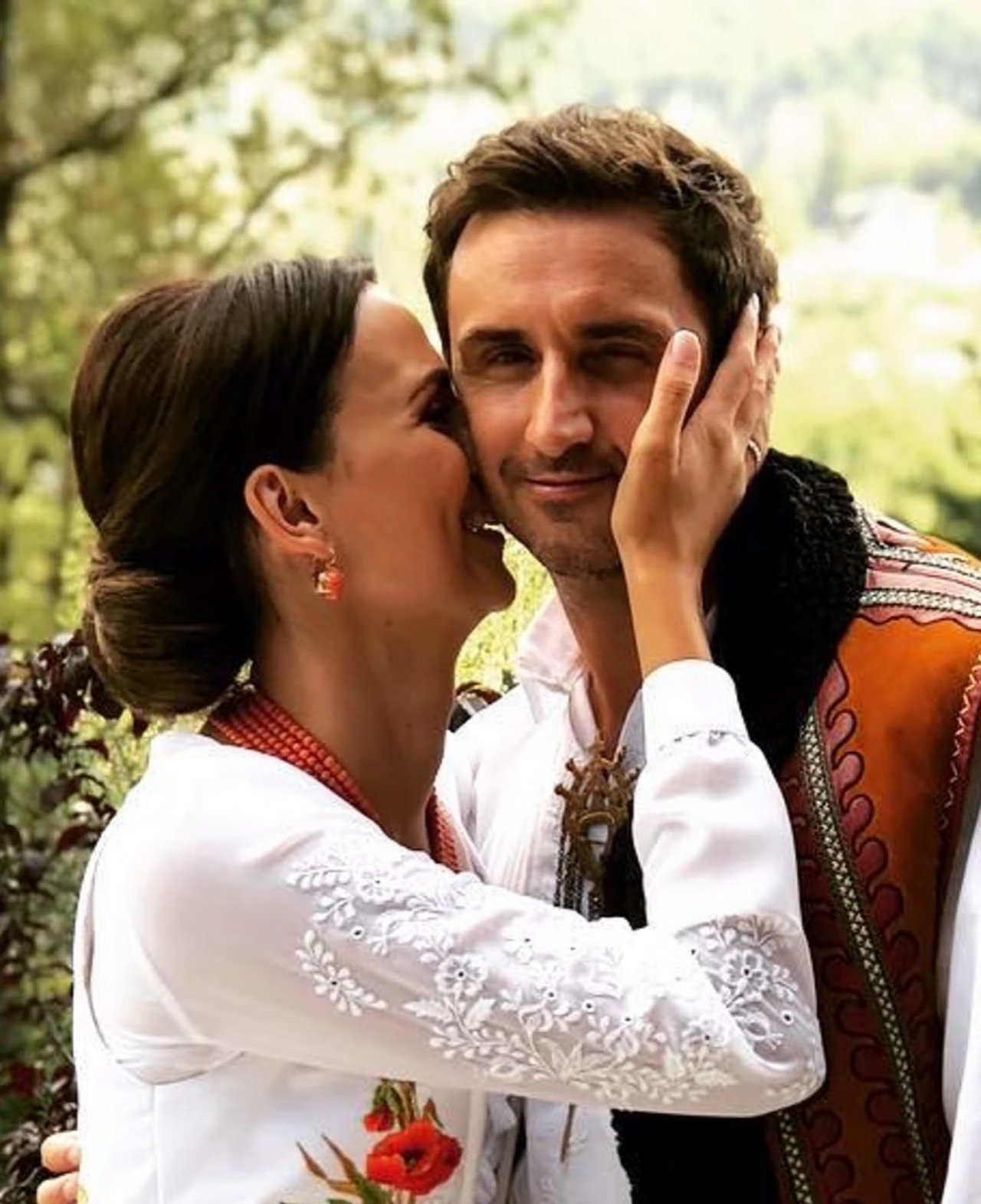 paulina krupińska całuje męża