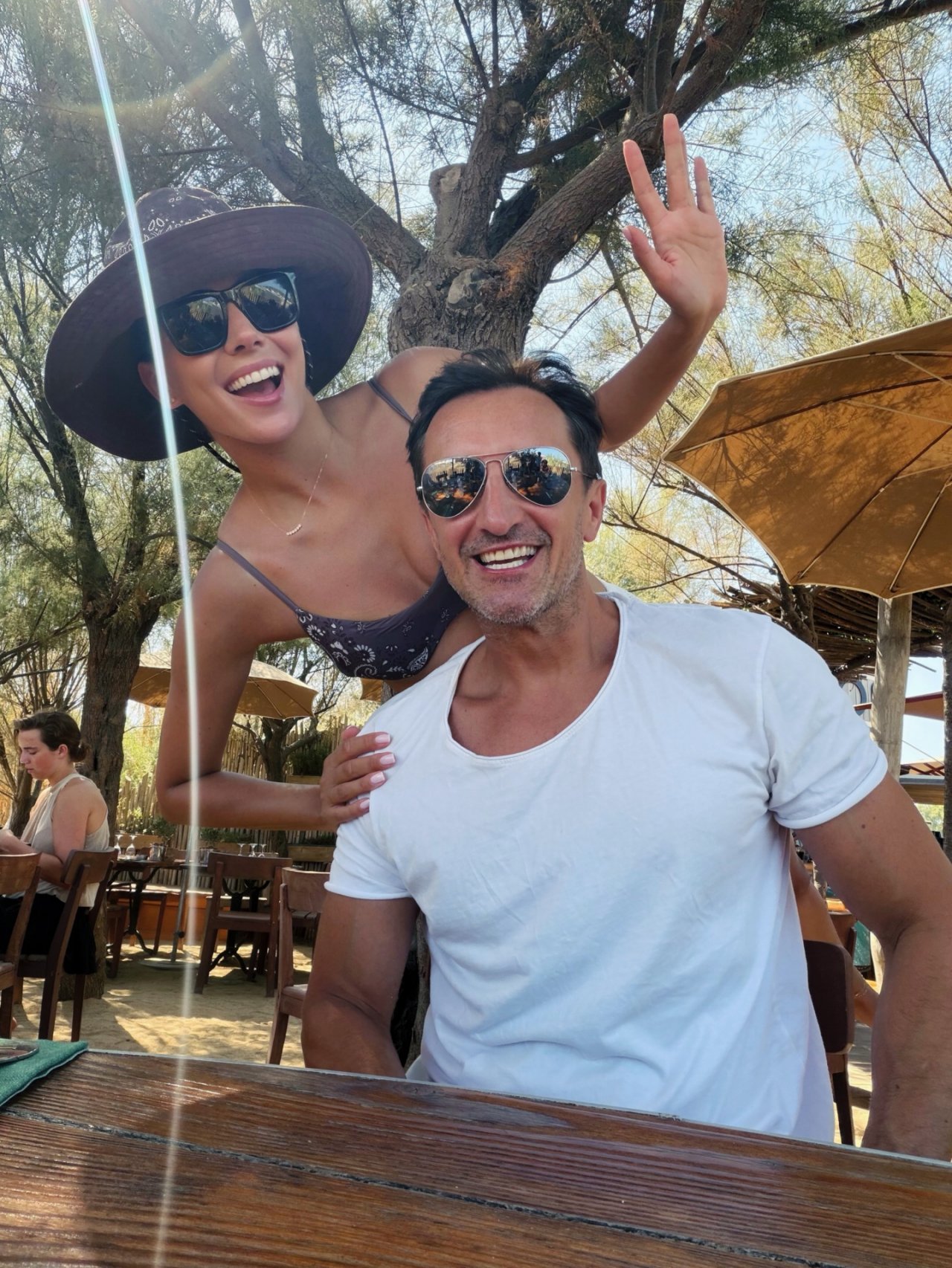 paulina krupińska w kapeluszu i bikini z mężem ubranym w biały t-shirt