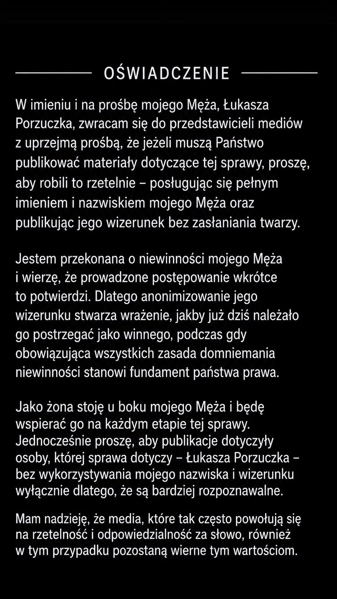 białe napisy na czarnym tle