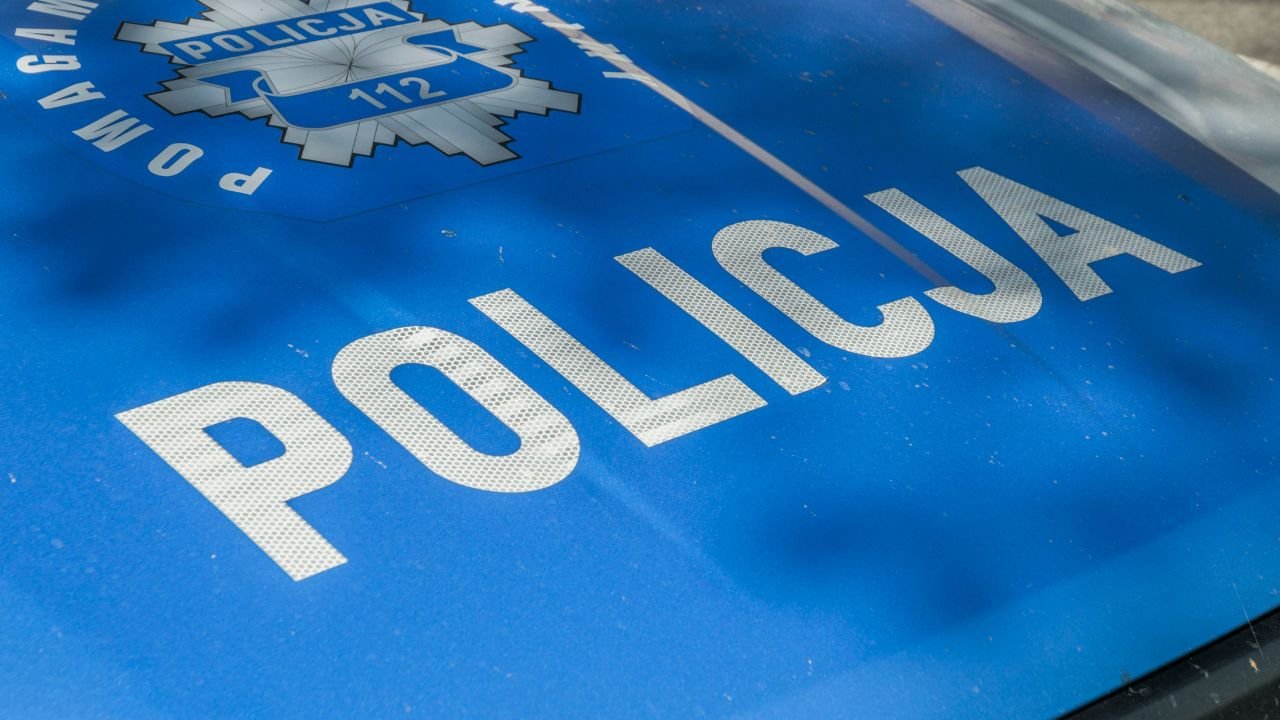 napis policja na masce samochodu