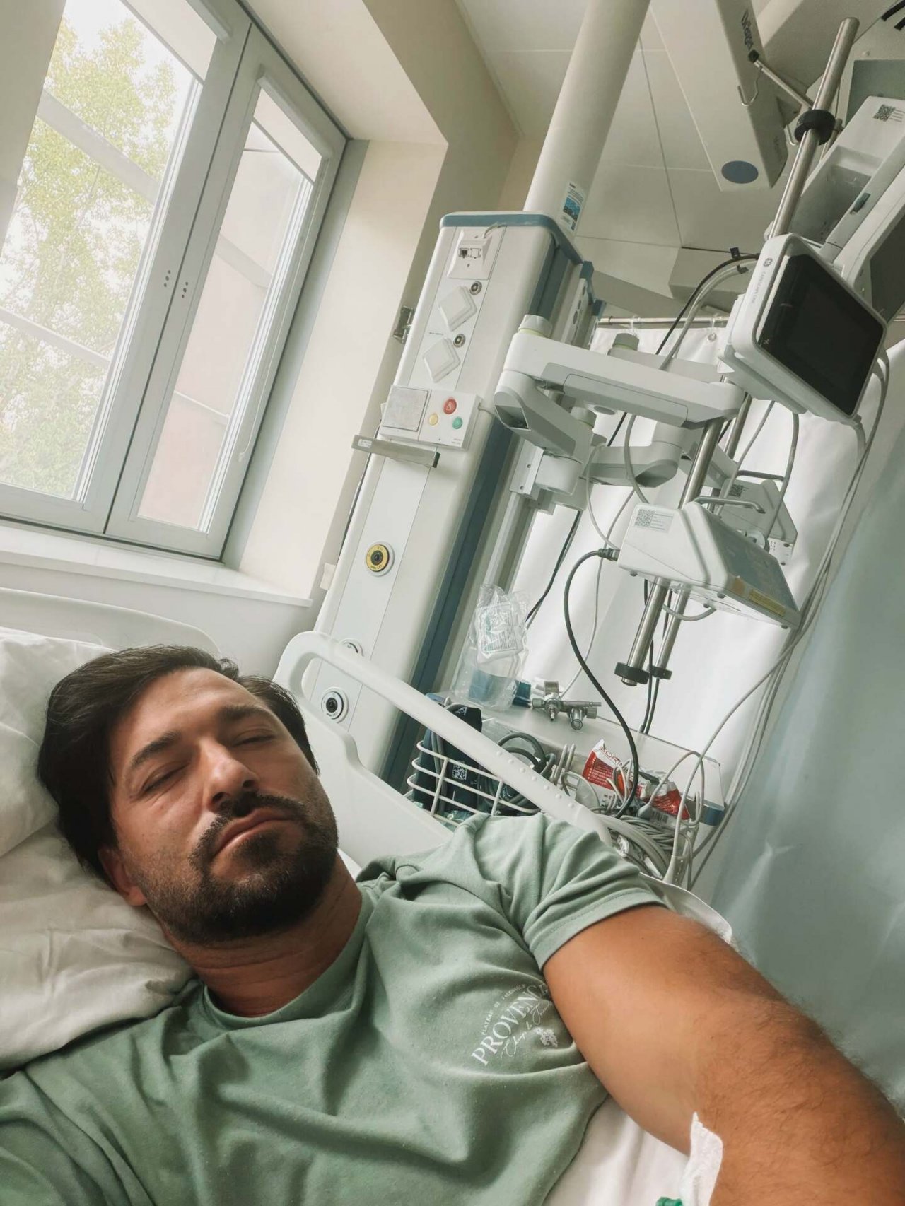 rafał maslak na szpitalnym łóżku