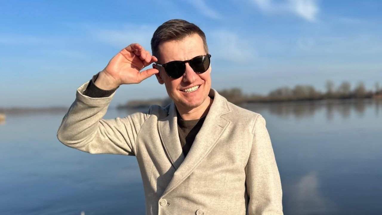 Rzadki widok: Rafał Mroczek pokazał młodszą o 13 lat żonę na ślubie. Fani w szoku: "Ale ślicznotka"