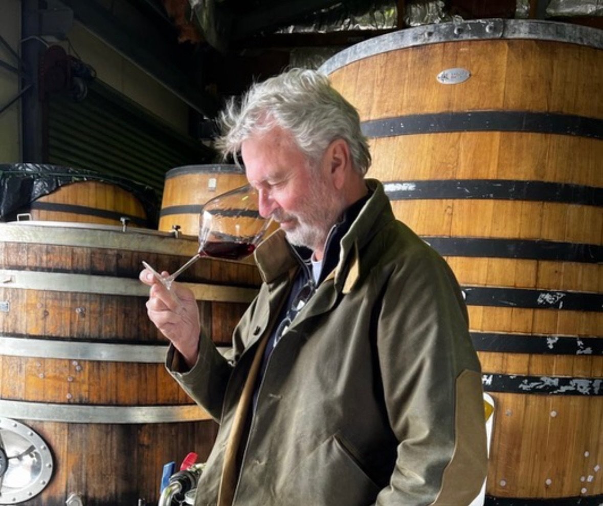 sam neill z kieliszkiem wina