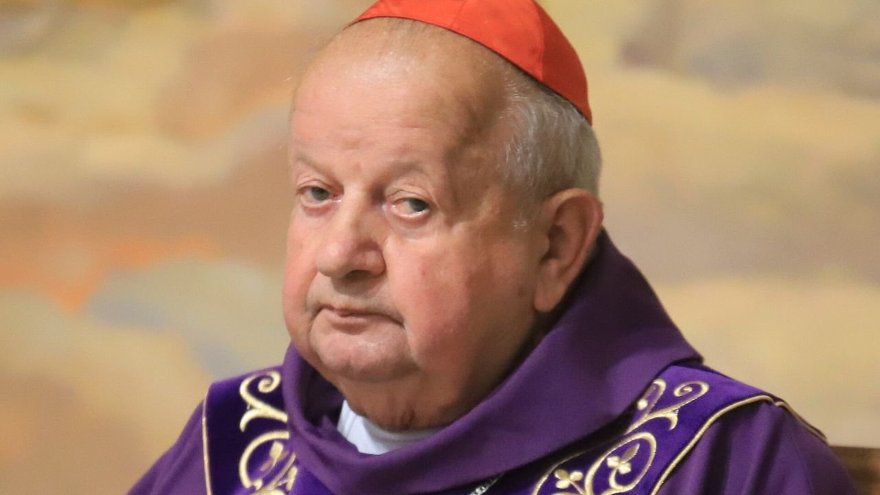 Sąd grozi kardynałowi Dziwiszowi policją, a ten przypomina o swoich przywilejach. Kto ma rację w tym sporze?