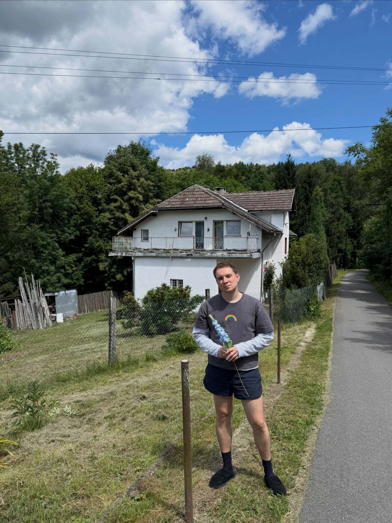 ralph kamiński przed domem violetty villas