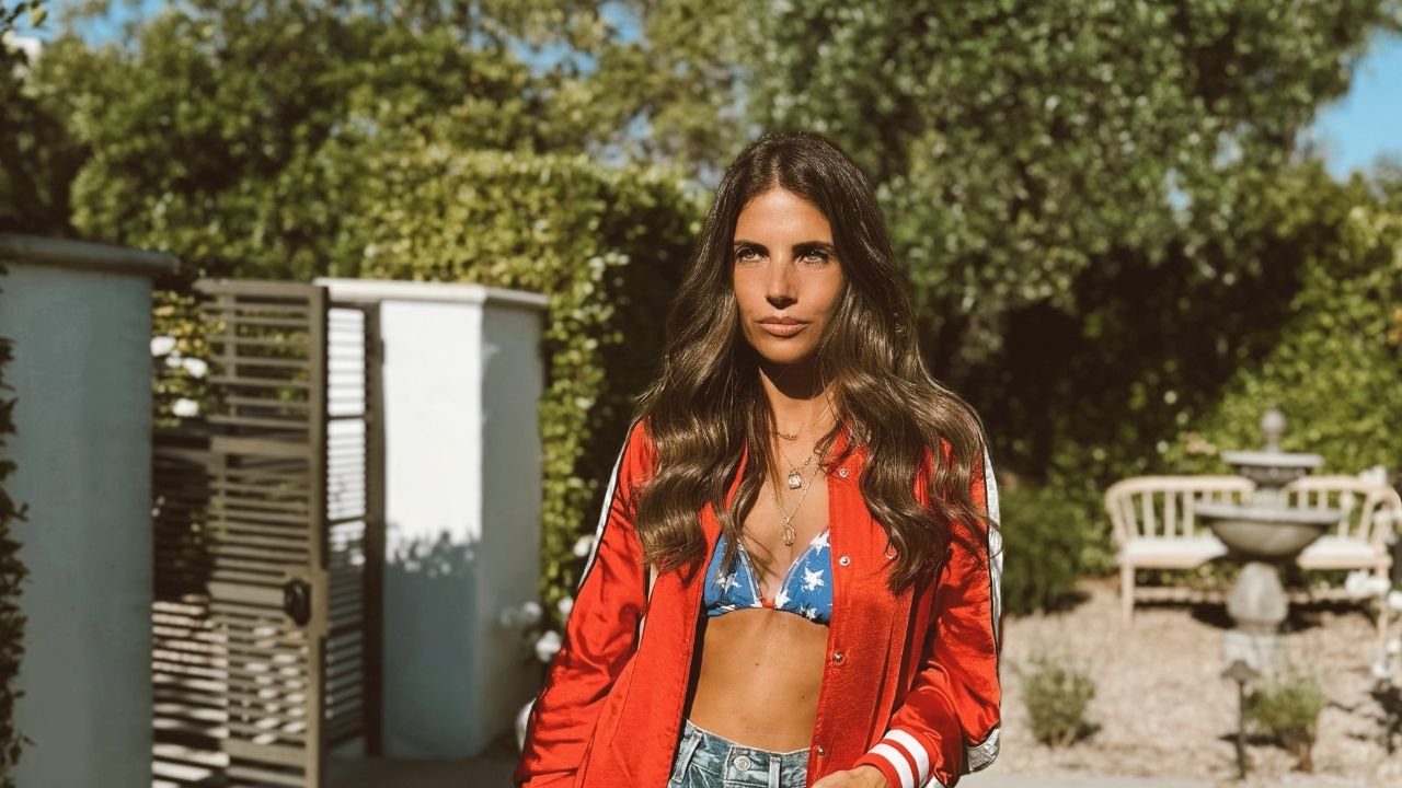 Weronika Rosati wypięła rozgogolony tył w patriotycznym bikini. Fani wniebowzięci: "Powinnaś zagrać u Tarantino" [zdjęcia]