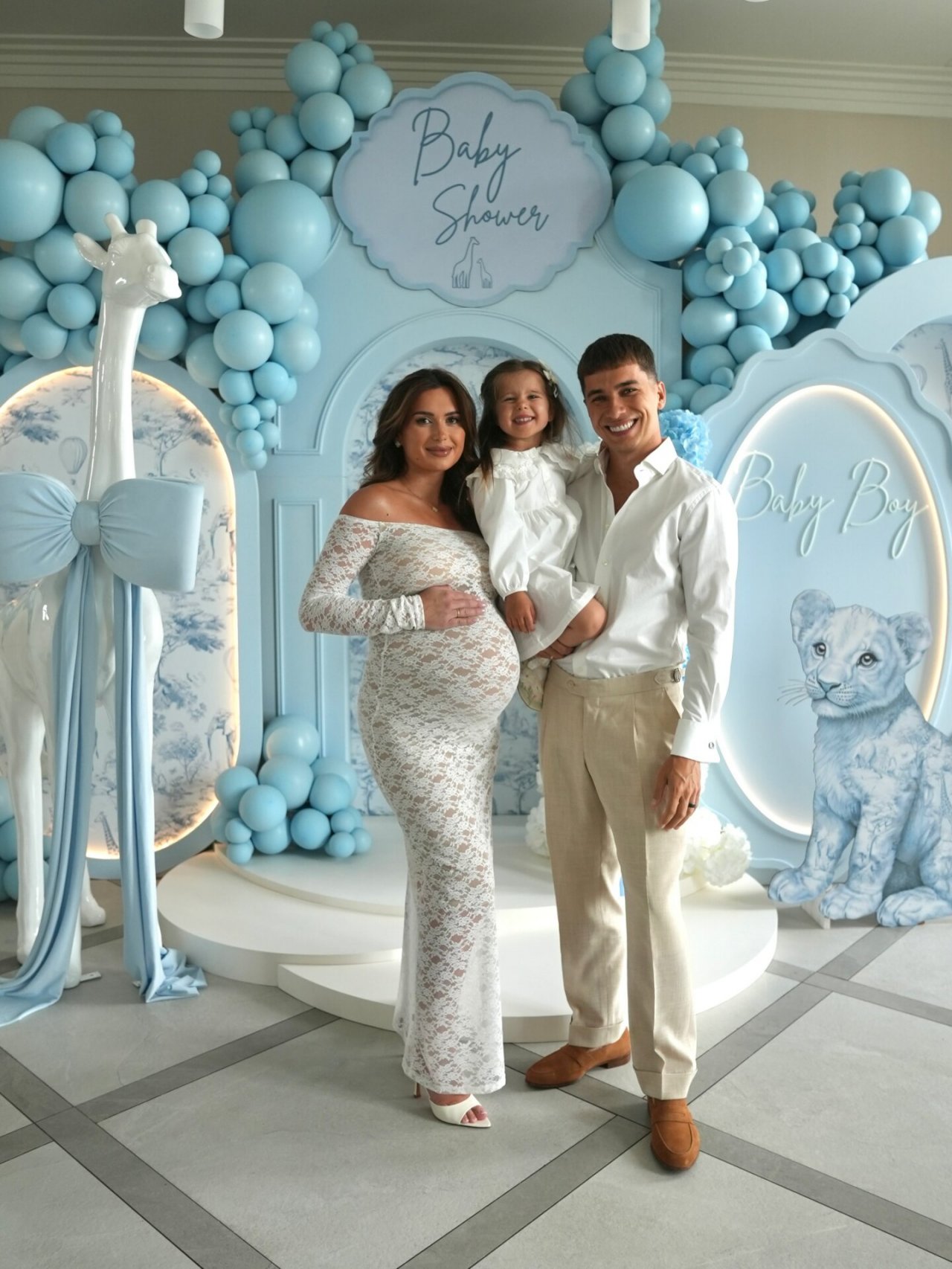 Wersow z frizem i córką na wystawnym baby shower