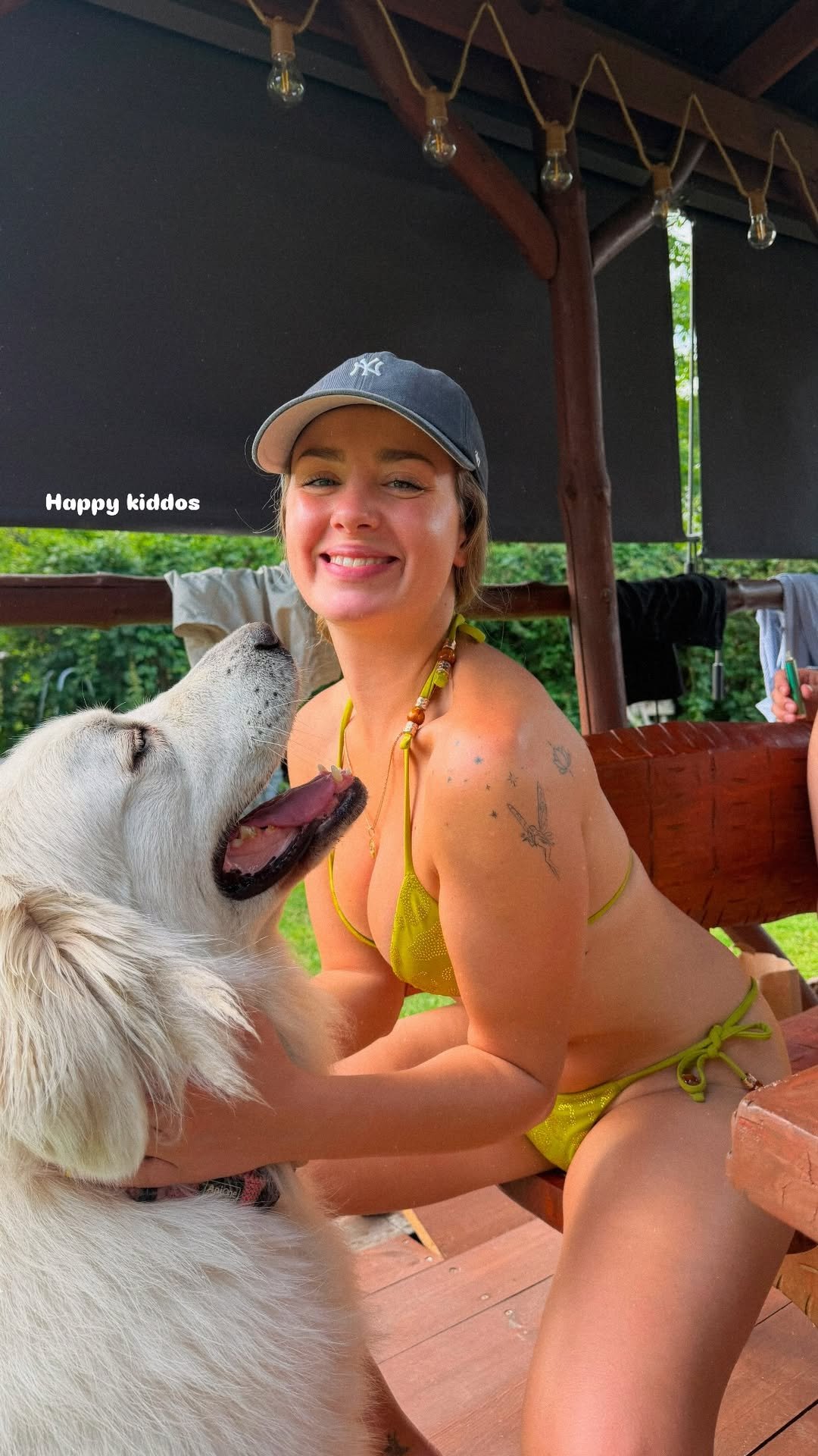 wiktoria gąsiewska w bikini bawi się z pieskiem