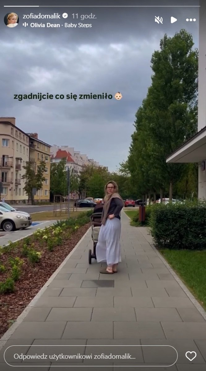 Zofia Domalik z wózkiem dziecięcym