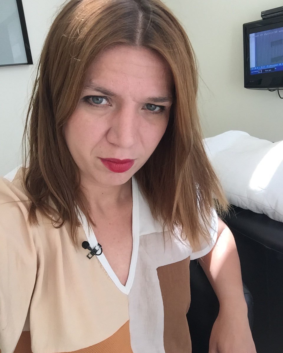 aleksandra sarna z rozpuszczonymi włosami
