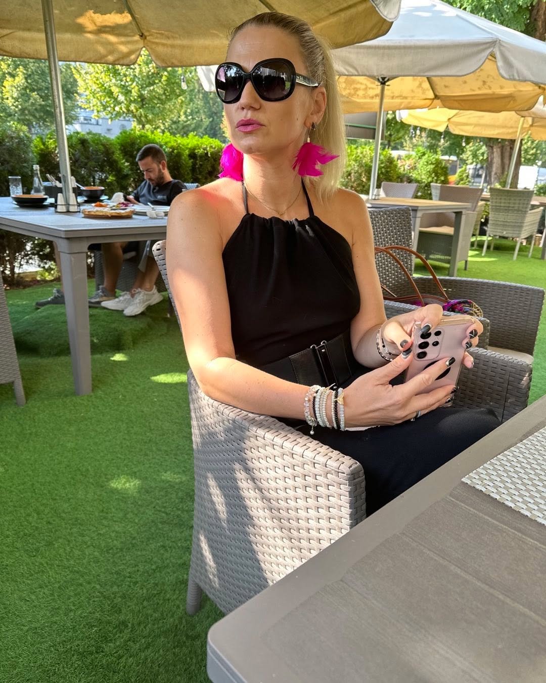 aleksandra sarna w czarnej sukience i okularach przeciwsłonecznych