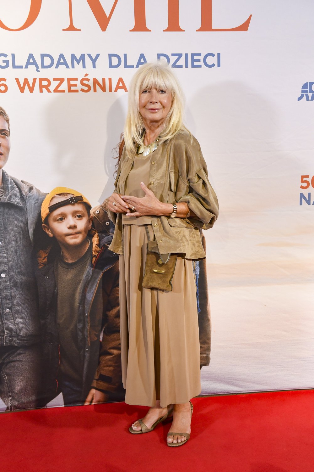 anna maria wesołowska w beżowej kreacji na czerwonym dywanie