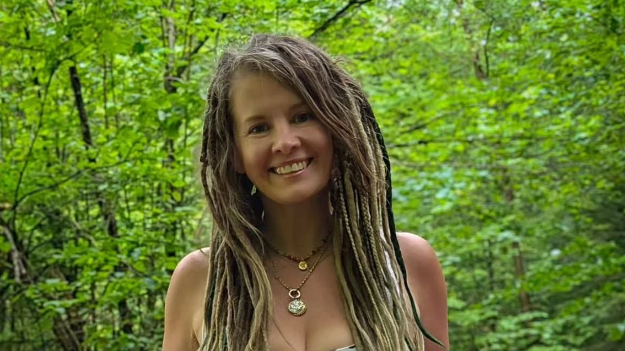 Anna Powierza w naturalnej odsłonie z dredami hasa po lesie. Tego piękna nie da się przemilczeć