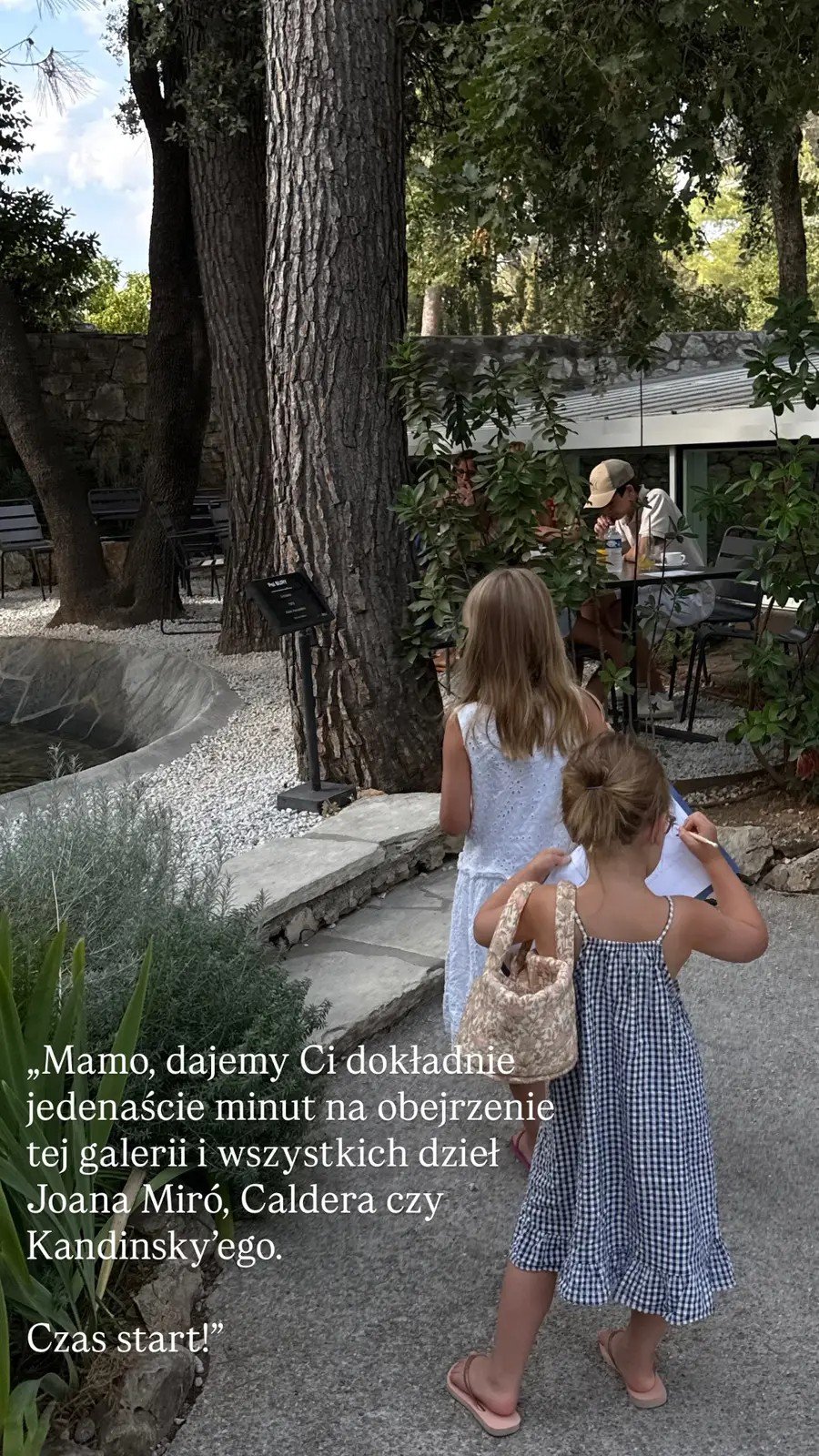 córki kasi tusk na tle parku