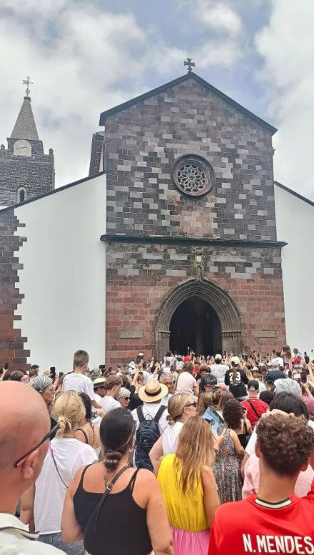 Katedra Funchal i tłum oczekujący na ślub Cristiano Ronaldo 