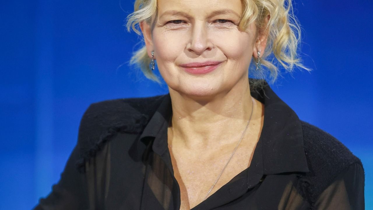 Dominika Ostałowska pokazała archiwalne zdjęcie topless wśród kwiatów. Fani zachwyceni: "Uosobienie lata" [zdjęcie]