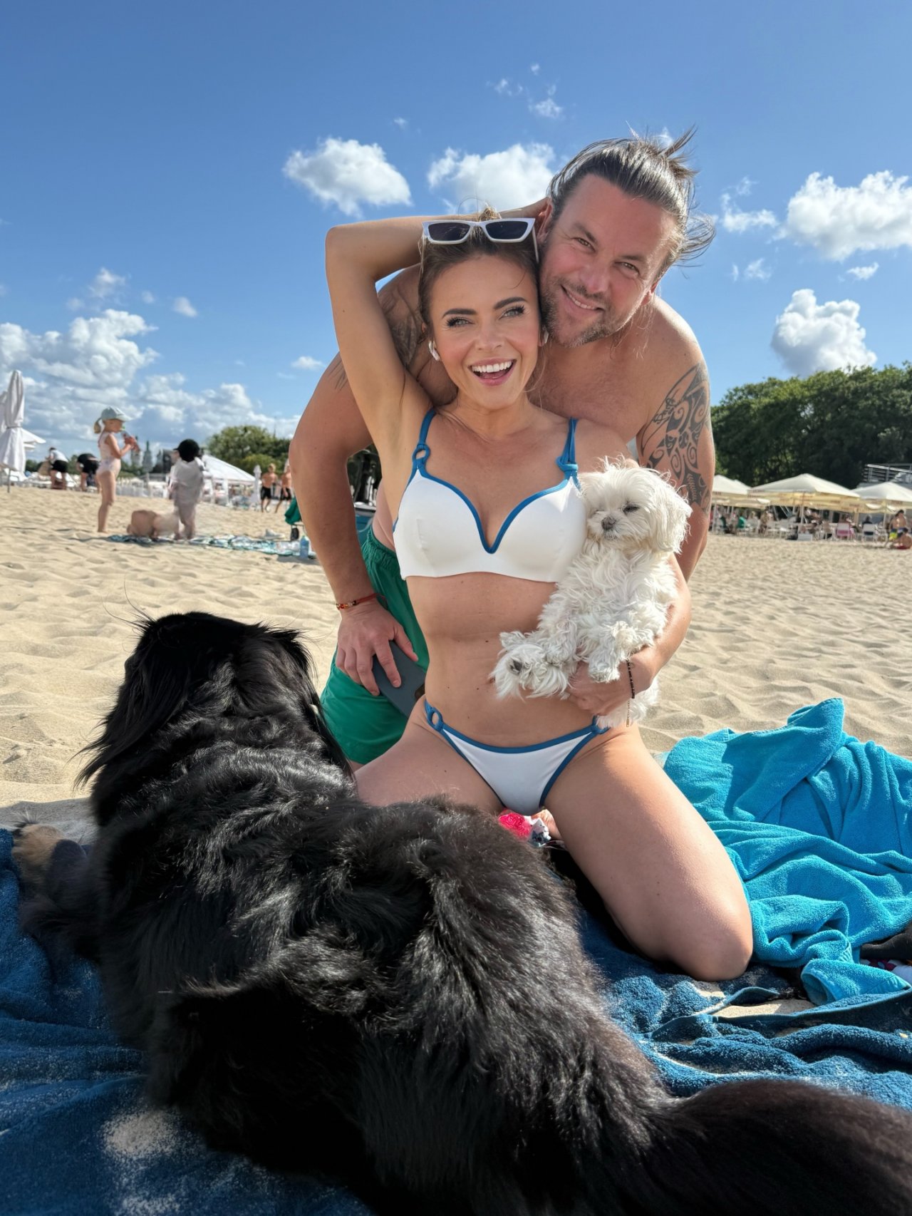 edyta herbuś w białym bikini z pasmi i partnerem