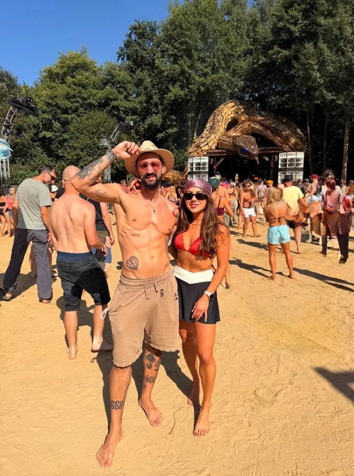 jacek z love is blind z nową ukochaną stoją na plaży