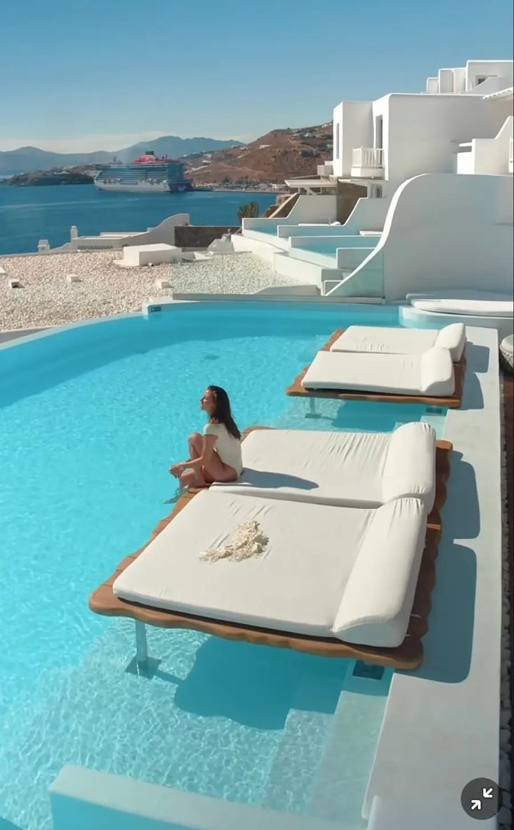 julia wieniawa w basenie na mykonos