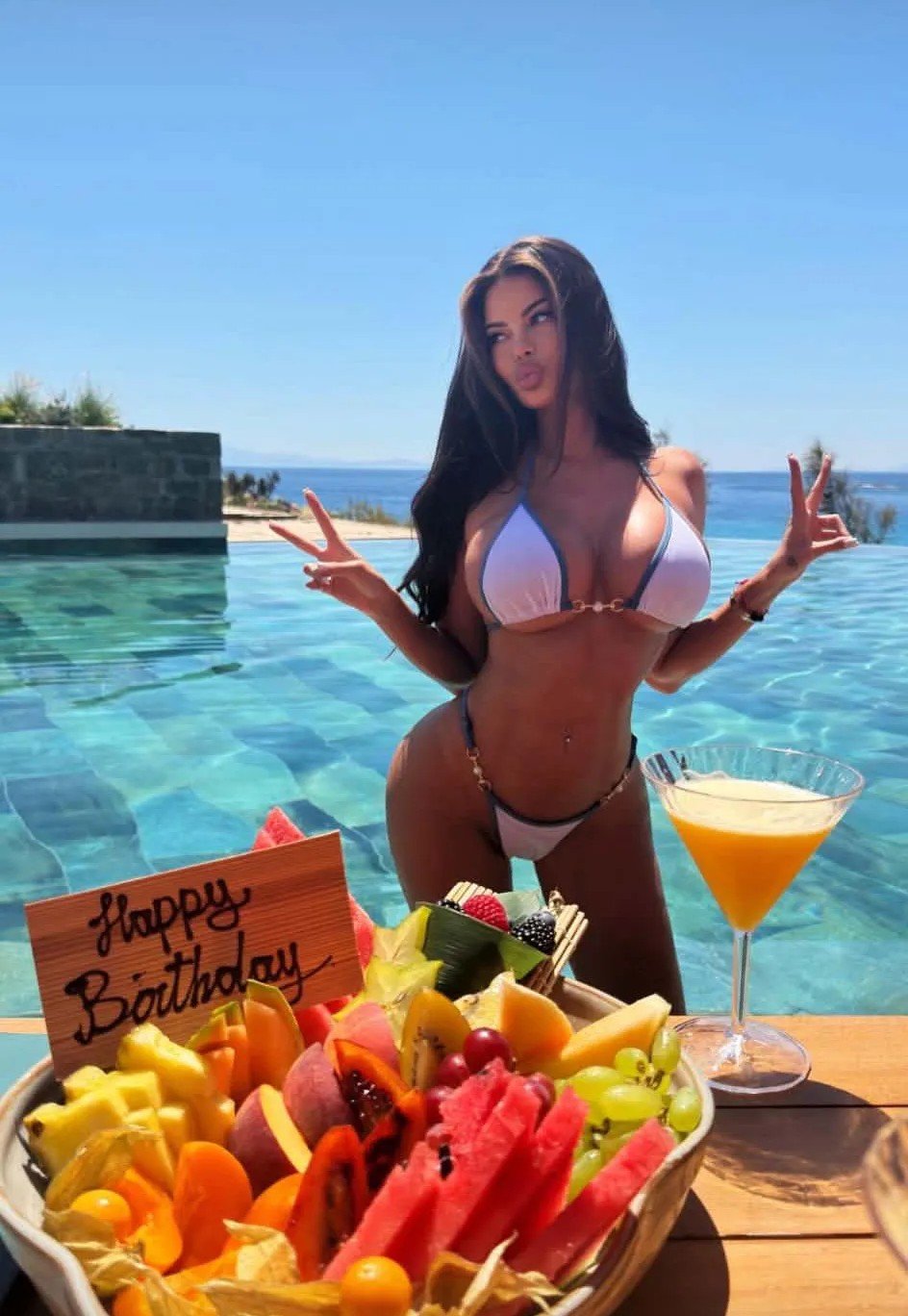 justyna gradek w bikini stoi obok kosza z owocami