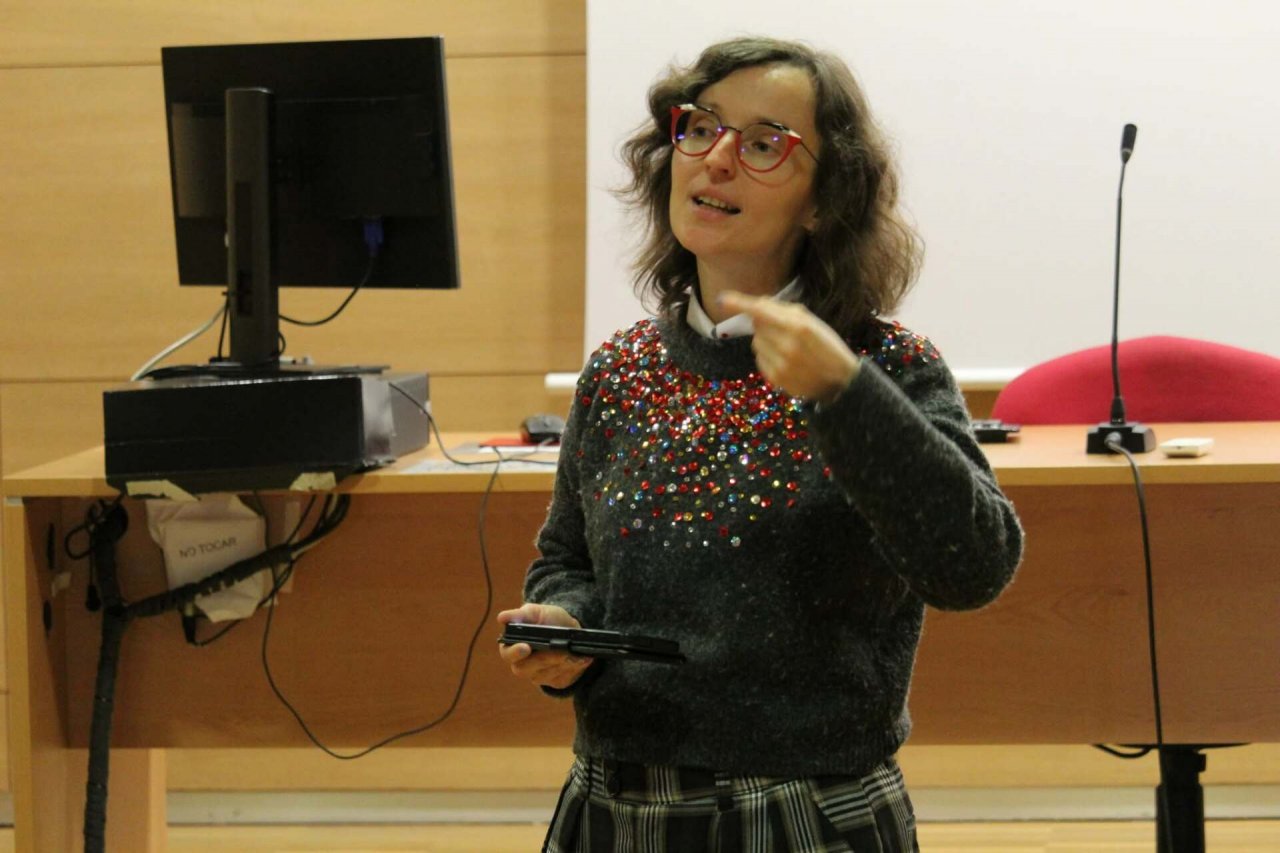 kamila łapicki w czasie wykłądu na konferencji naukowej, długie włosy