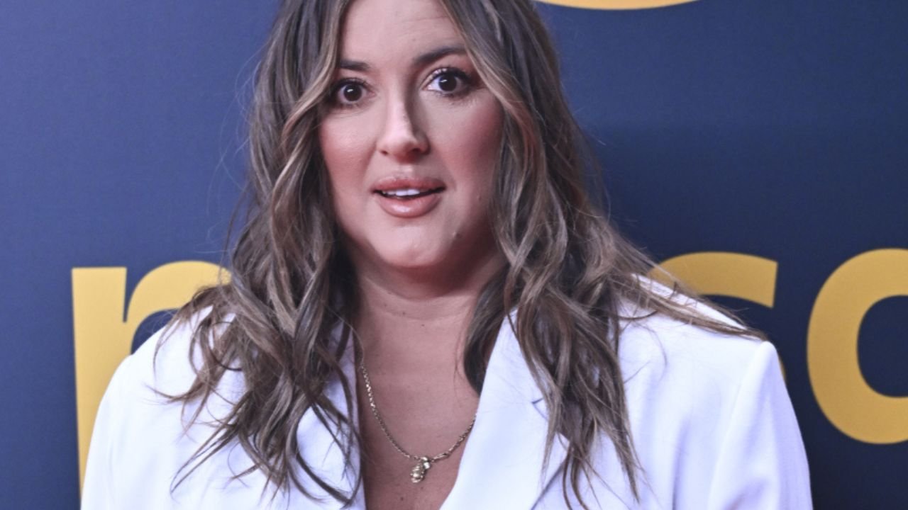 Karolina Szostak bez spodni wdzięczy się przed obiektywem. Ta stylizacja zaskakuje [zdjęcie]