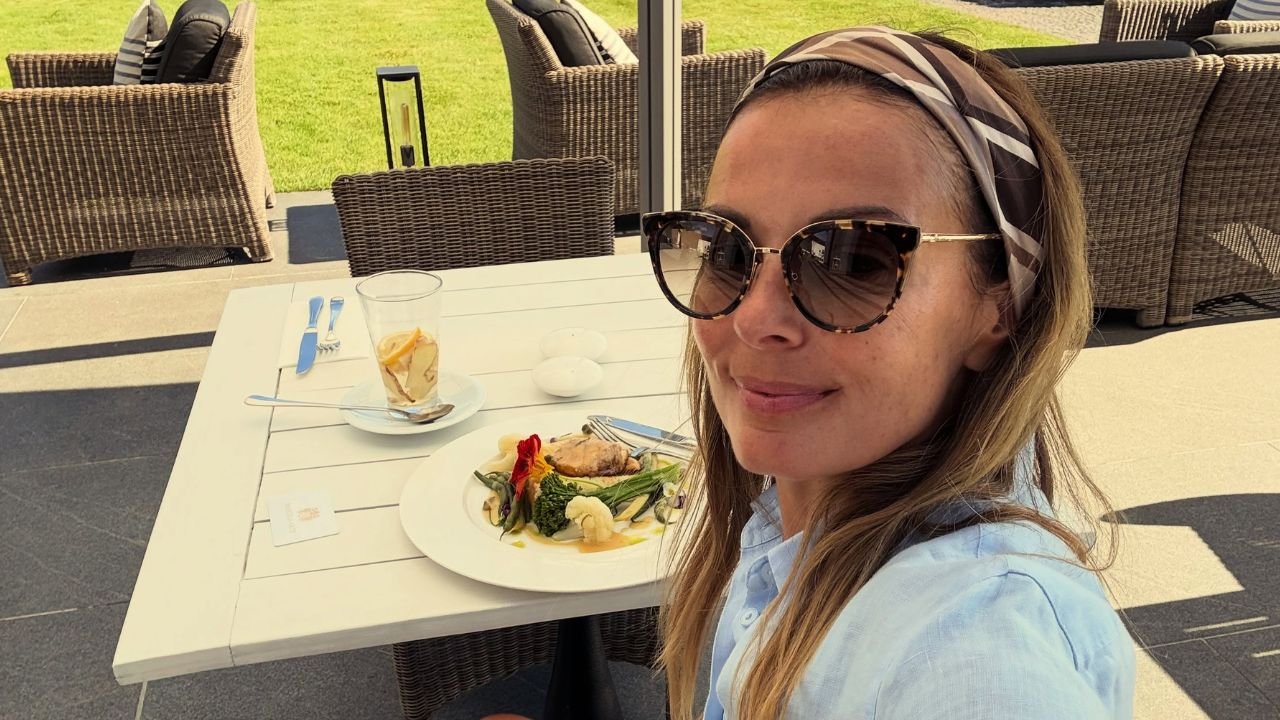 Katarzyna Glinka pręży ciało w skąpym bikini na Mazurach. Fani zachwyceni formą aktorki [zdjęcia]