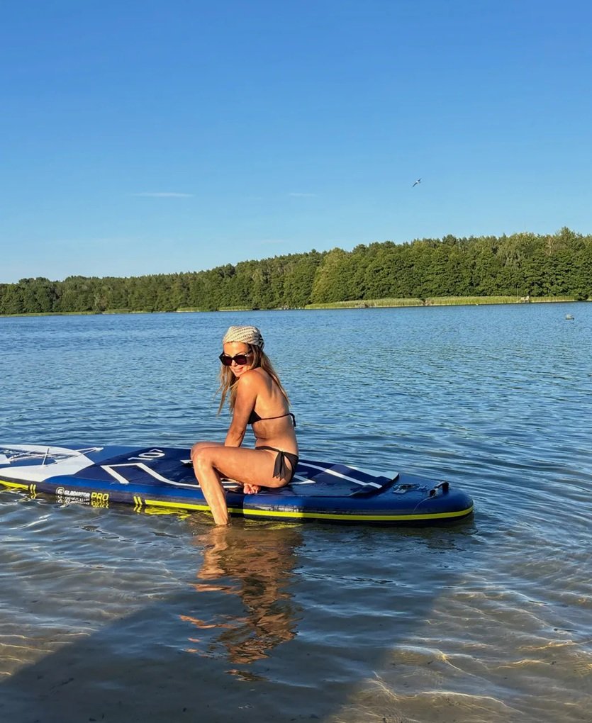 katarzyna glinka w bikini na jeziorze, pływa na supie