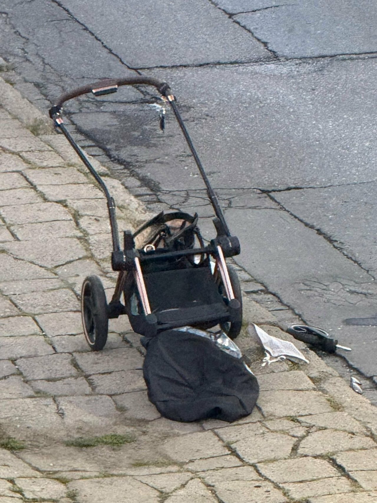 wózek dziecięcy na chodzniku po wypadku kraków przy ulicy solnej